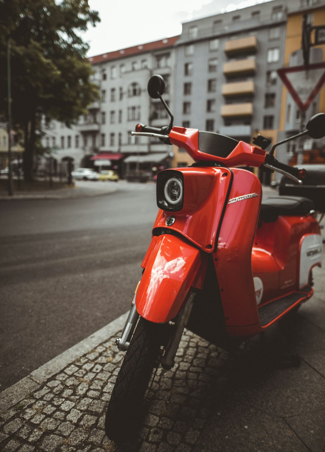 Utforsk lokale kulturelle steder på moped